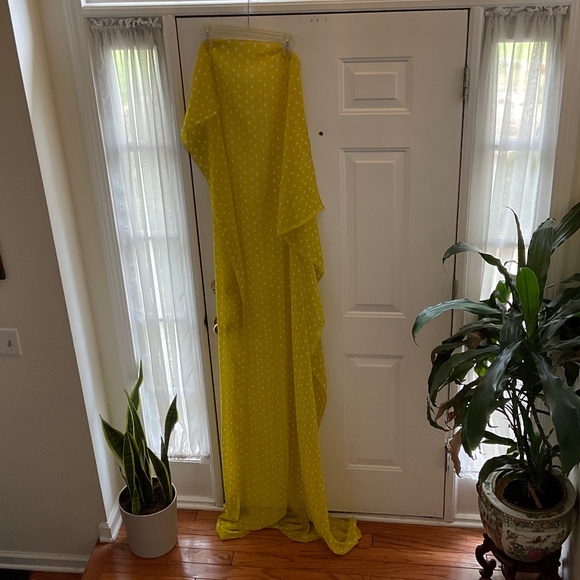 large wrap/scarf, yellow and white teardrops, Felicity the doll is not included - Picture 9 of 9